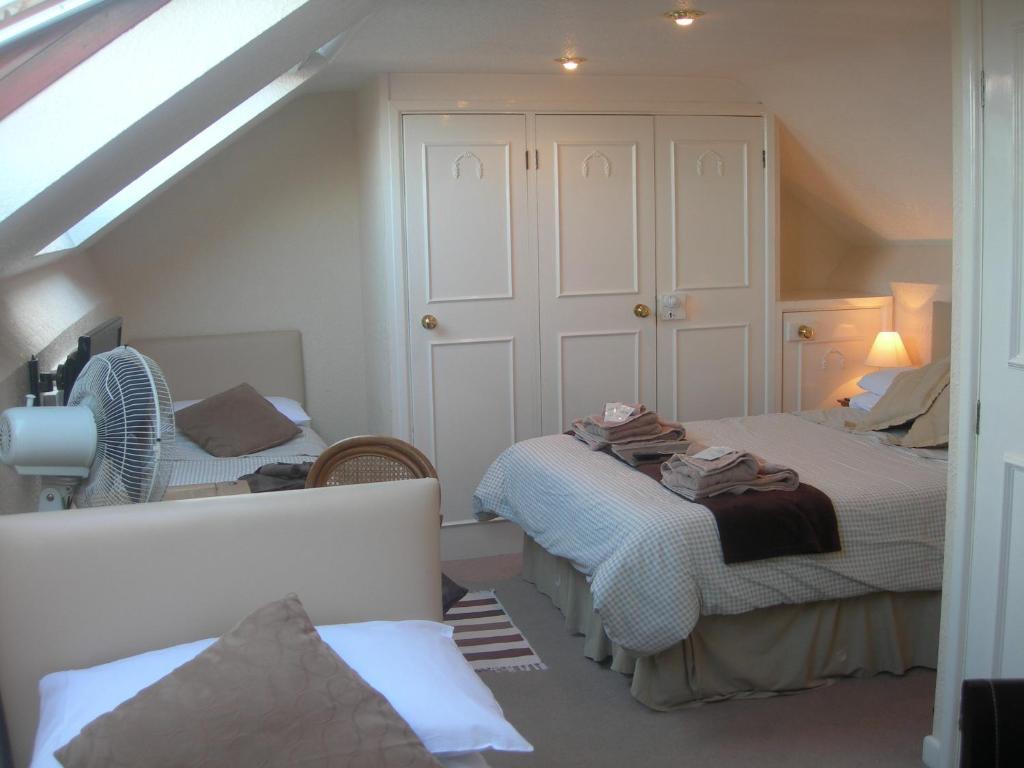 The Lodge Swindon Room photo